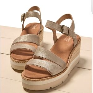 TOMS Women's Darya Sandals ▪︎ Champagne Metallic Suede ▪︎ 9.5